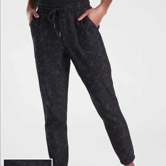 Athleta Printed Farallon Joggers Pants High Rise Black Camo 4 Lounge Athleisure - Picture 2 of 5